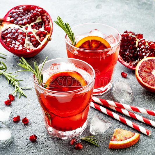 cocktail-rouge-avec-l-orange-sanguine-et-la-grenade-boisson-régénératrice-d-été-apéritif-de-vacances-pour-la-fête-de-noël-95244912